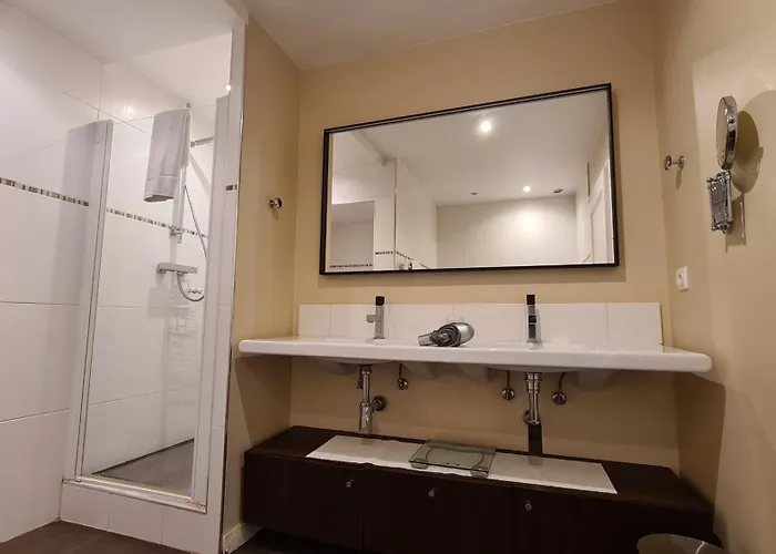 Beautiful 2-Bedroom Apt In A High-End Residence Near The Palais *