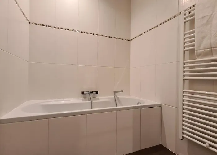 Beautiful 2-Bedroom Apt In A High-End Residence Near The Palais *